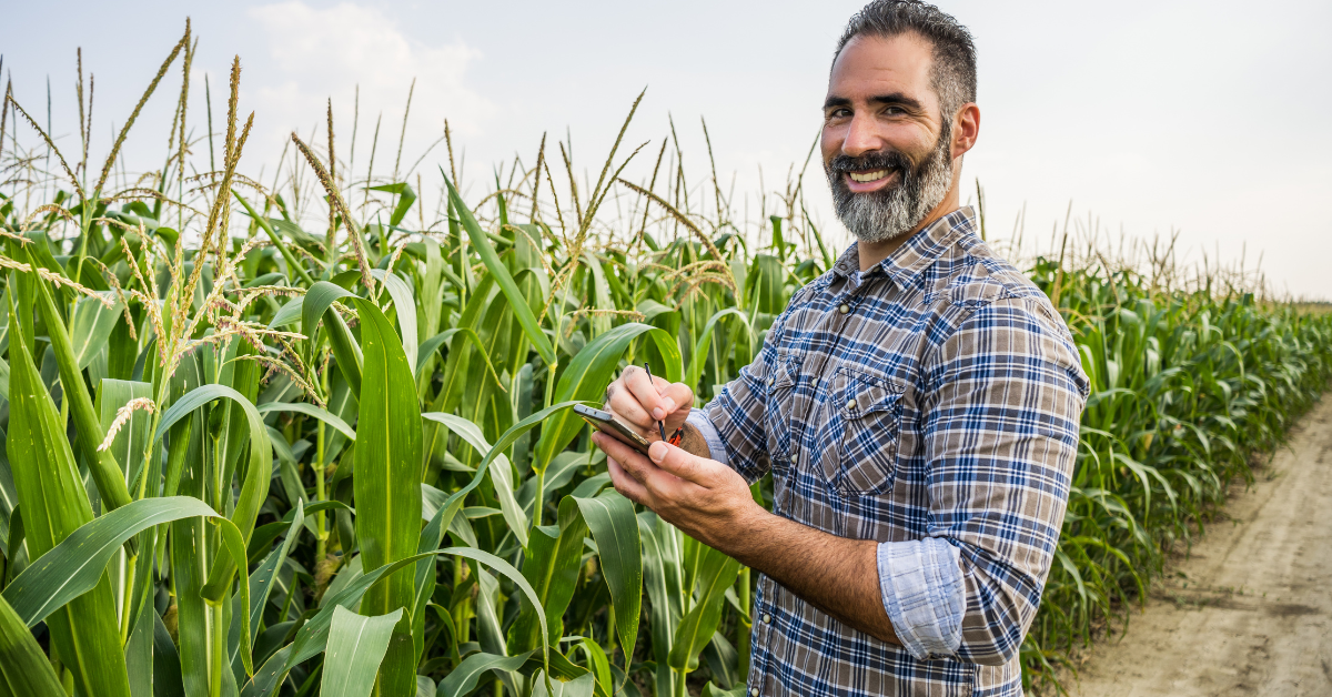Agrónomo verificando cómo crear un currículun de agroventas